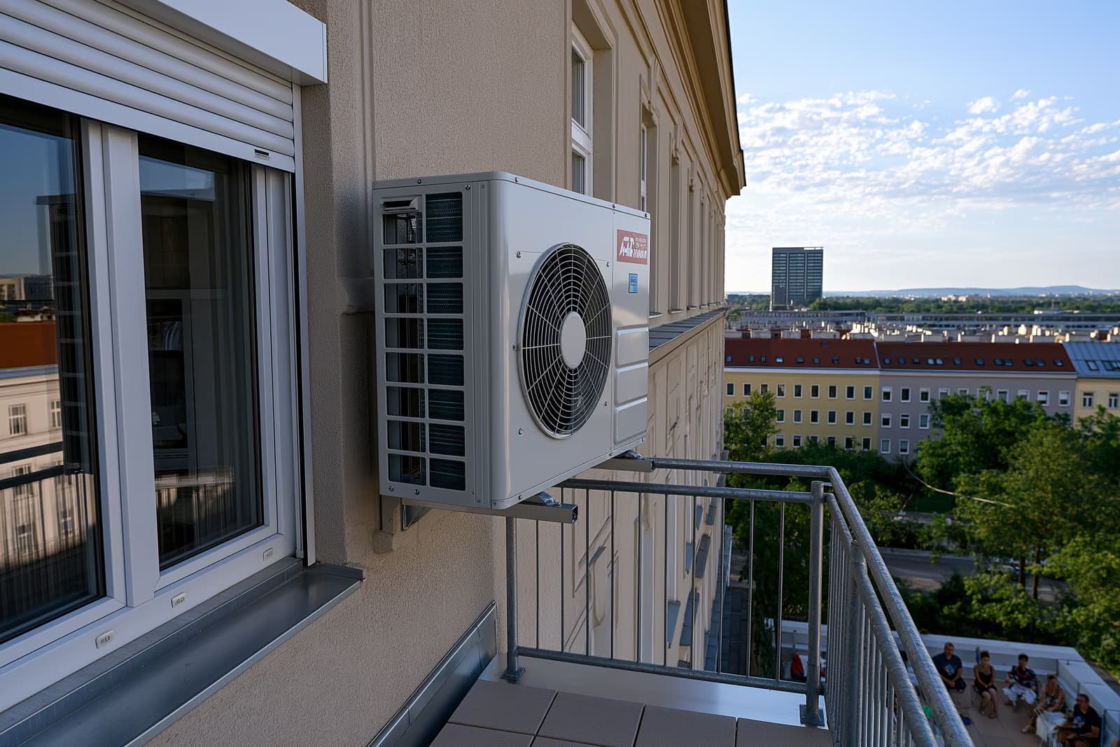Egy német Altbau lakás erkélyének falára szerelt split klímaberendezés, a BGH klímaszabályozásának középpontjában álló készüléktípus