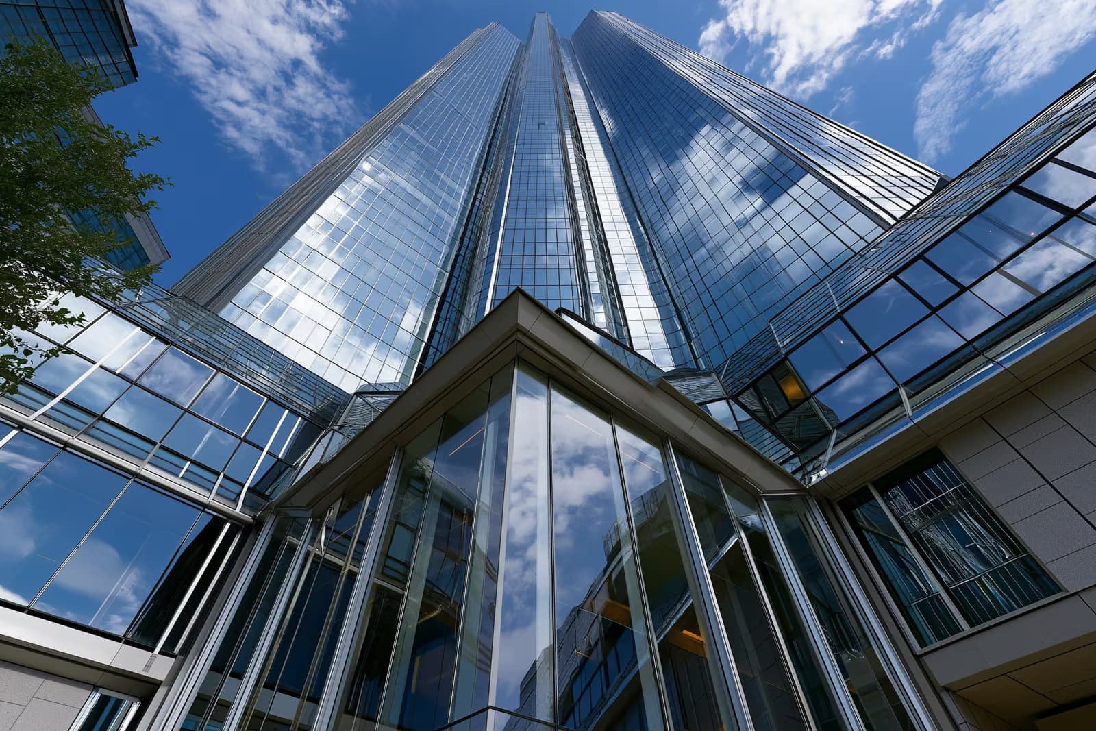 Egy modern üvegbanktorony egy német pénzügyi negyedben tiszta ég alatt.