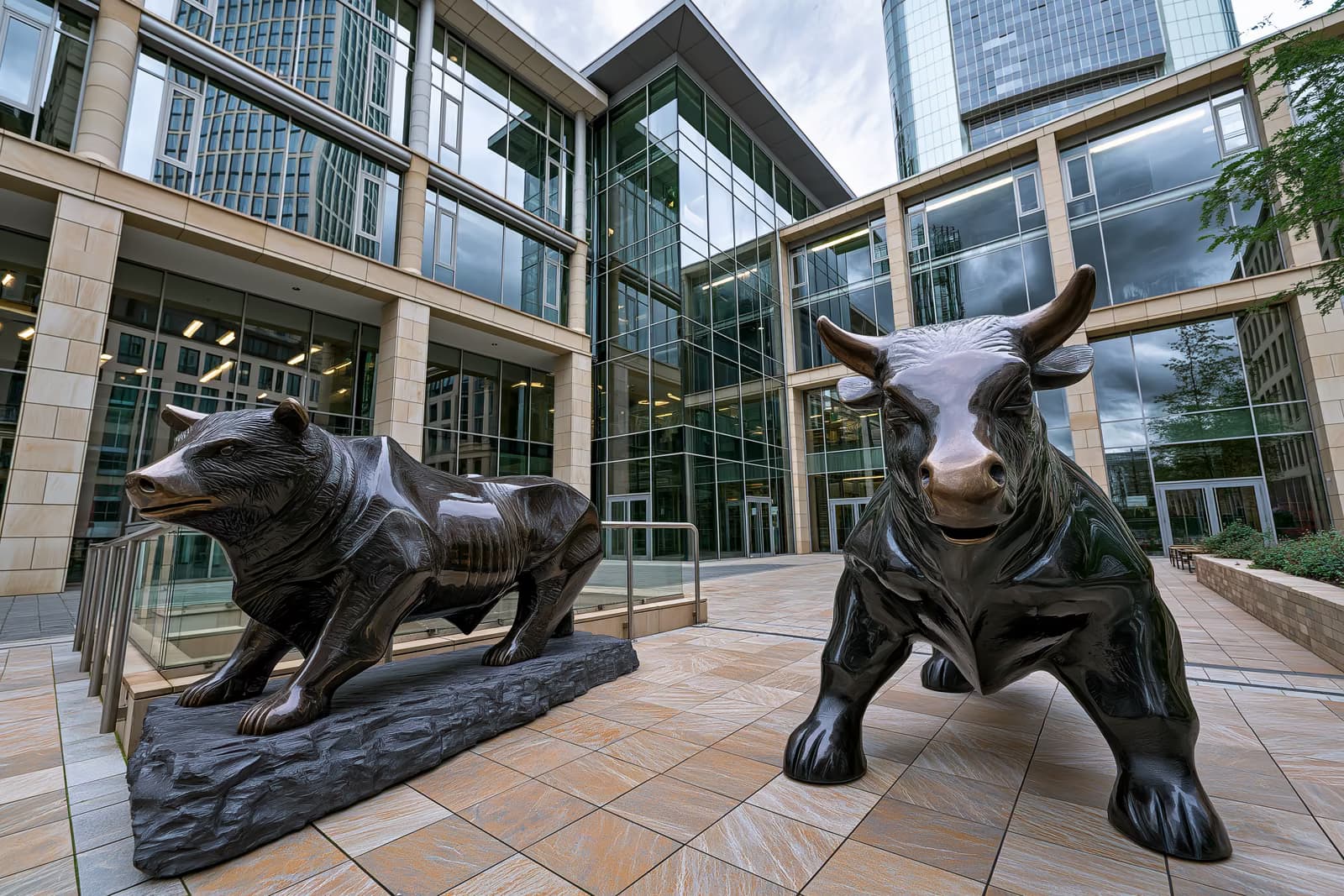 A DAX index görbéje a frankfurti tőzsde kereskedési képernyőjén, amely az indexet a 25 000 pontos határ alatt mutatja.
