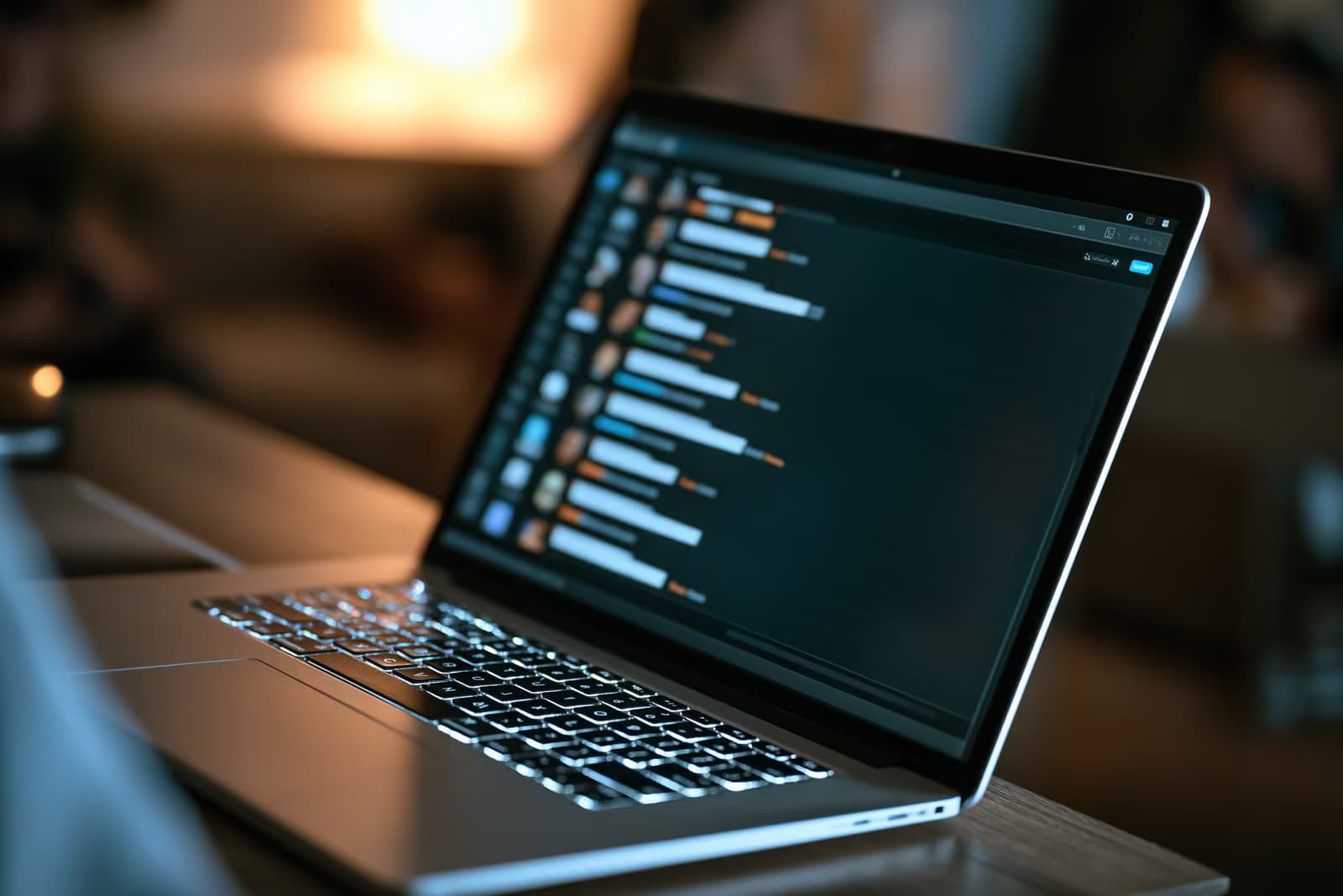 Egy okostelefon képernyője, amely egy chatbot beszélgetést mutat, egy képernyőn megjelenő értesítéssel, amely szerint az asszisztens mesterséges intelligencia.