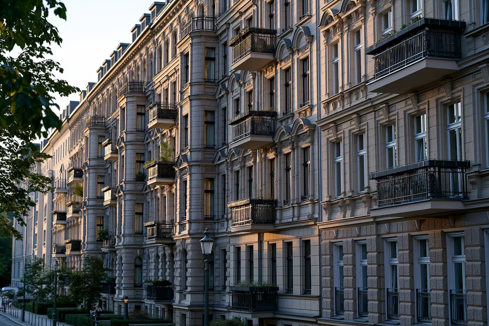 Egy sor lakóház egy német városban, egy ablakban egy kiadó táblával