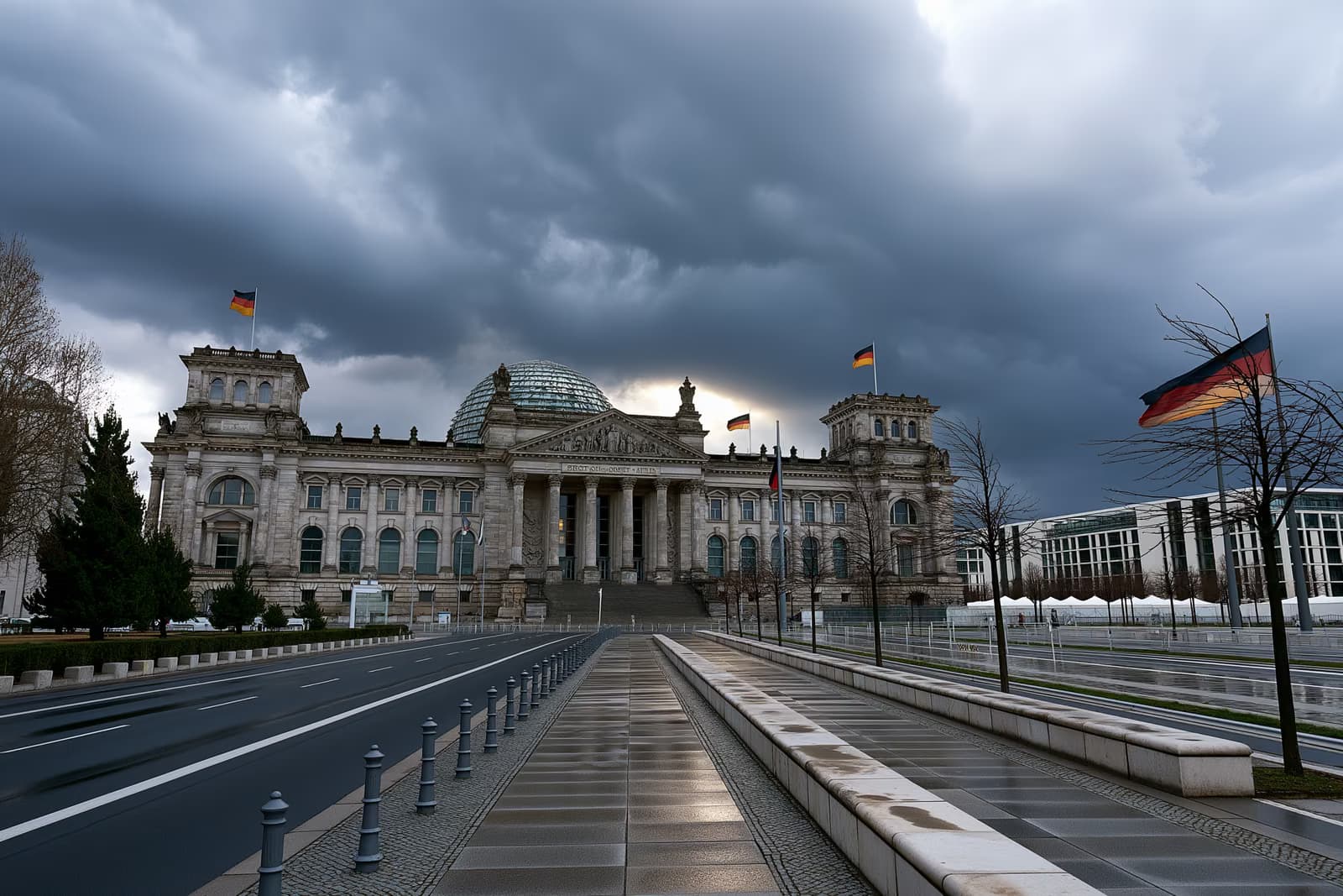 A berlini Reichstag épülete nehéz szürke felhők alatt, tükrözve a legfrissebb Politbarometer-felmérés által megörökített feszült hangulatot.