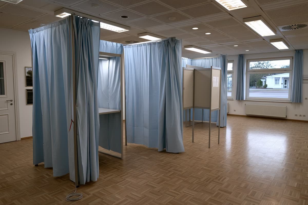 Egy üres szavazófülke egy zsinórra tűzött ceruzával egy német közösségi házban