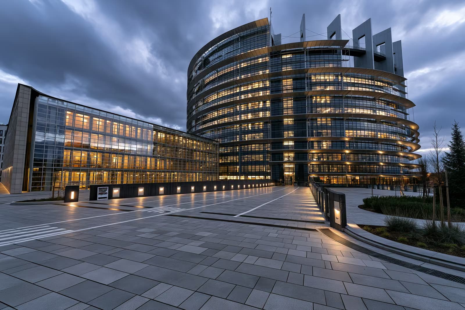 Az Európai Bizottság Berlaymont épülete Brüsszelben, előtte EU-s zászlókkal.